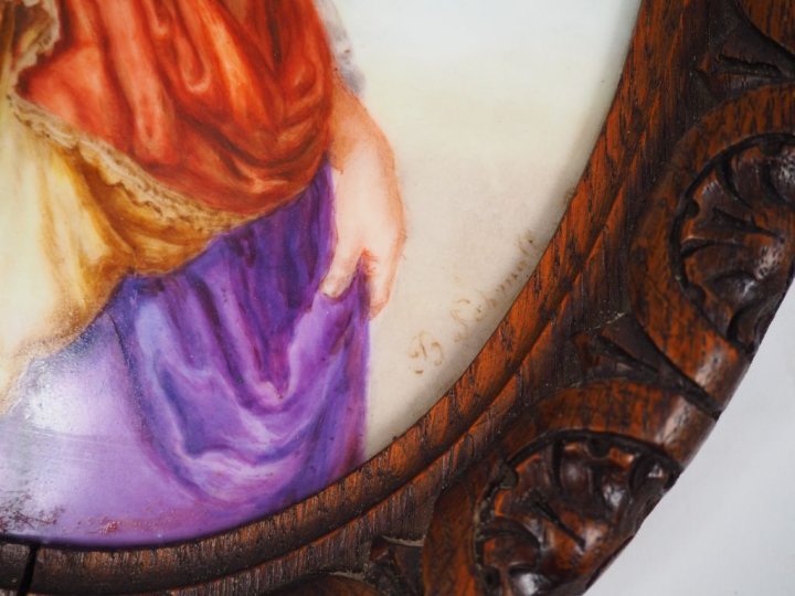 B. SCHMOLL "Jeunes paysannes" Paire de plaques ovales en porcelaine.  