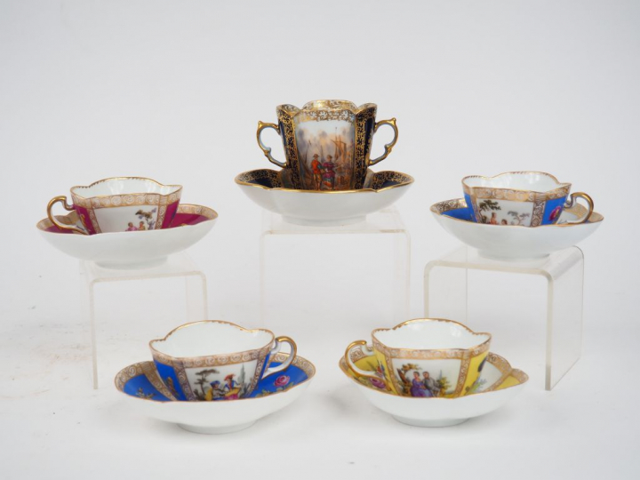 Suite de tasses et sous-tasses XIXème en porcelaine allemande, à décor