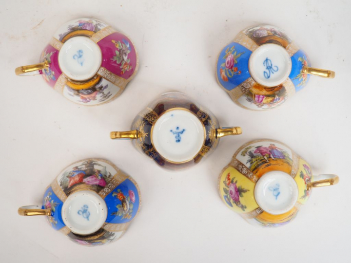 Suite de tasses et sous-tasses XIXème en porcelaine allemande, à décor