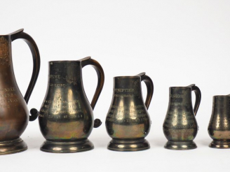 Vente aux enchères Suite de six mesures en bronze de la Marine du Havre, armoriées et dat