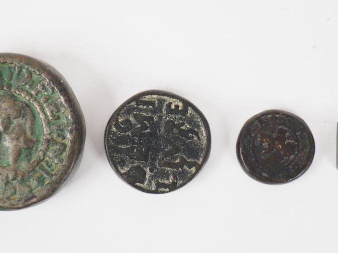 Quatre poids anciens (semi livres 1639, livres de Castres XVIIème, 2 a