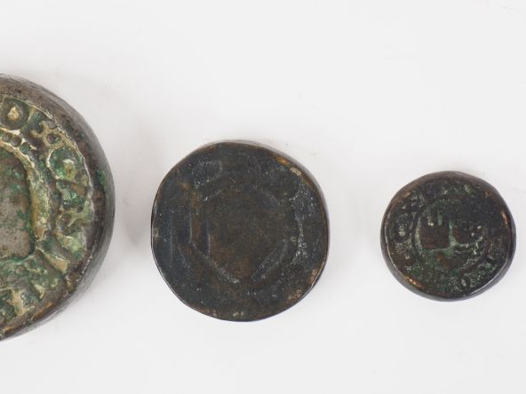 Quatre poids anciens (semi livres 1639, livres de Castres XVIIème, 2 a