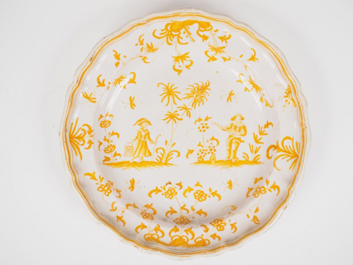 Plat XVIIIème en faïence de Moustiers, décor en camaïeu ocre de grotes