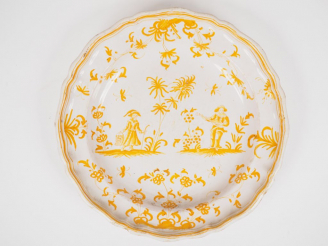 Vente aux enchères Plat XVIIIème en faïence de Moustiers, décor en camaïeu ocre de grotes