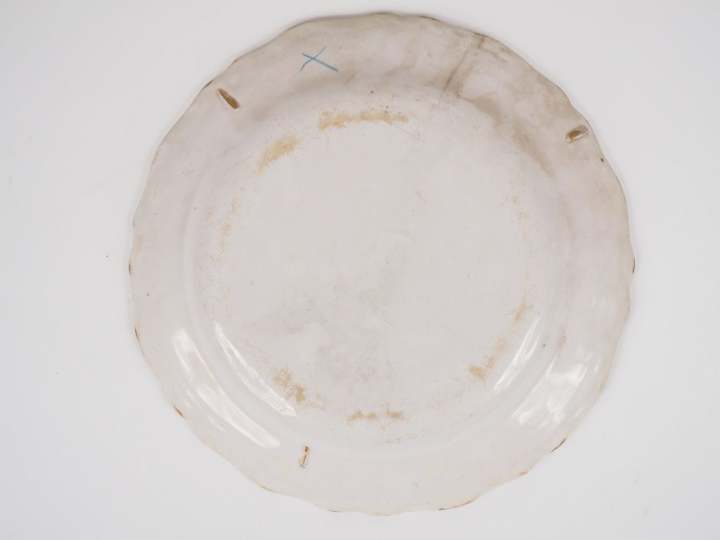 Plat XVIIIème en faïence de Moustiers, décor en camaïeu ocre de grotes