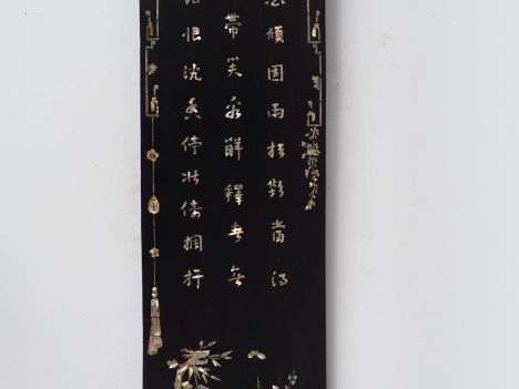 Panneau en bois de fer et incrustations de nacre, à décor de compositi