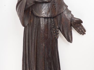 "Moine" Grand sujet de style XVIIème en chêne sculpté. H. 116,5 cm