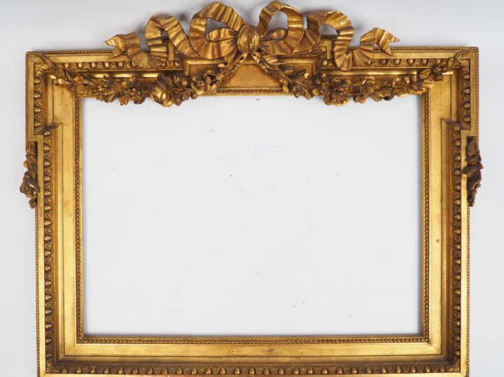 Paire de cadres de style Louis XVI en bois et stuc doré, à décor de nœ