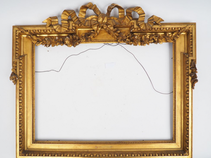 Paire de cadres de style Louis XVI en bois et stuc doré, à décor de nœ