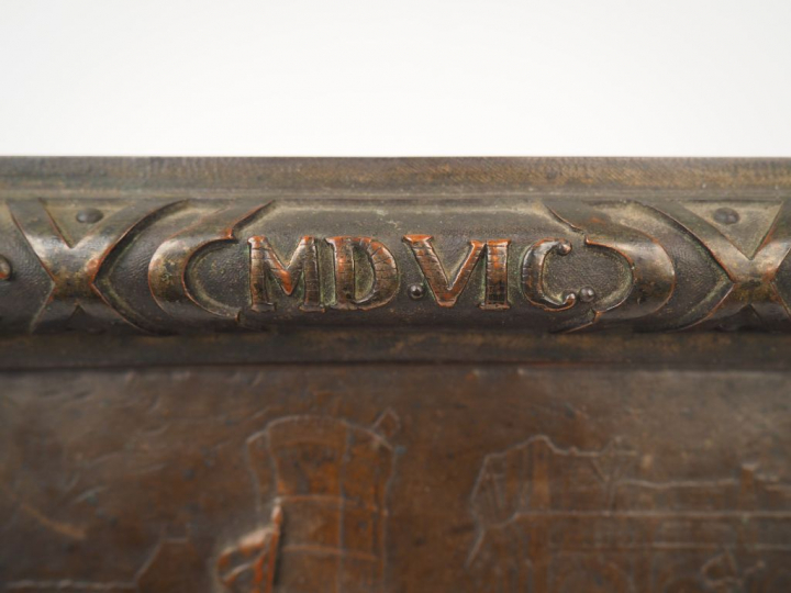 Ecole française XIXème  Plaque en métal repoussé à patine brune "L'ent