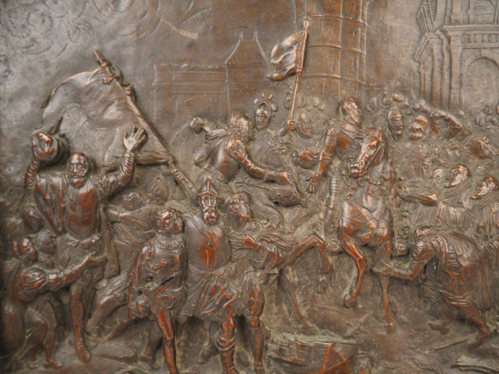 Ecole française XIXème  Plaque en métal repoussé à patine brune "L'ent