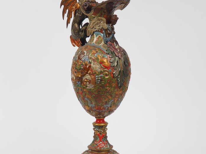 Aiguière de style Renaissance en bronze polychrome, anse en forme de c