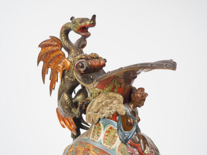 Aiguière de style Renaissance en bronze polychrome, anse en forme de c