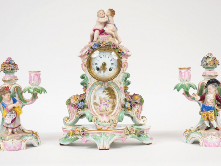Garniture de cheminée fin XIXème en porcelaine de Saxe, à décor polych