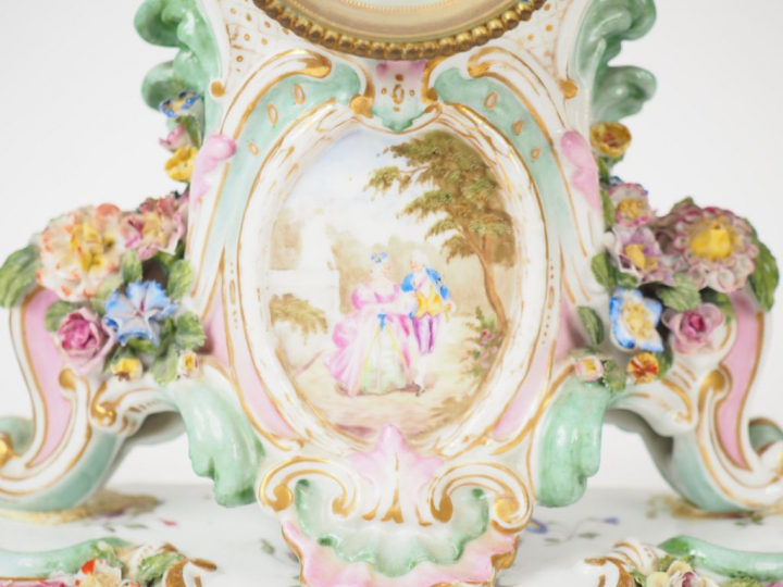 Garniture de cheminée fin XIXème en porcelaine de Saxe, à décor polych