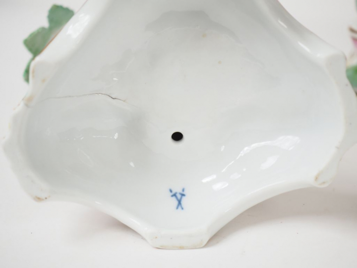 Garniture de cheminée fin XIXème en porcelaine de Saxe, à décor polych