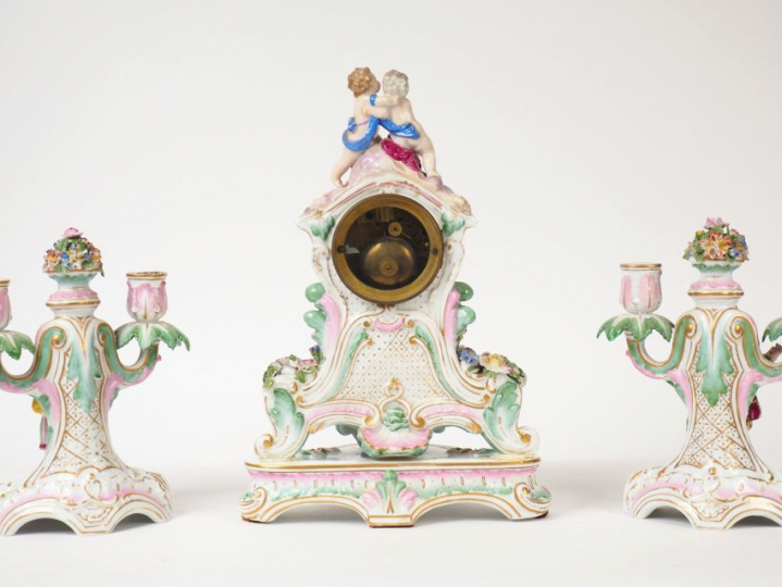 Garniture de cheminée fin XIXème en porcelaine de Saxe, à décor polych