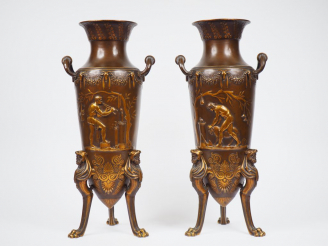 Vente aux enchères BARBEDIENNE  Paire d'urnes en bronze à patine médaille, à décor de scè