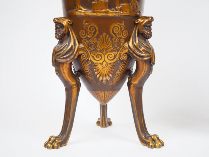 BARBEDIENNE  Paire d'urnes en bronze à patine médaille, à décor de scè