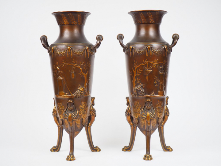 BARBEDIENNE  Paire d'urnes en bronze à patine médaille, à décor de scè