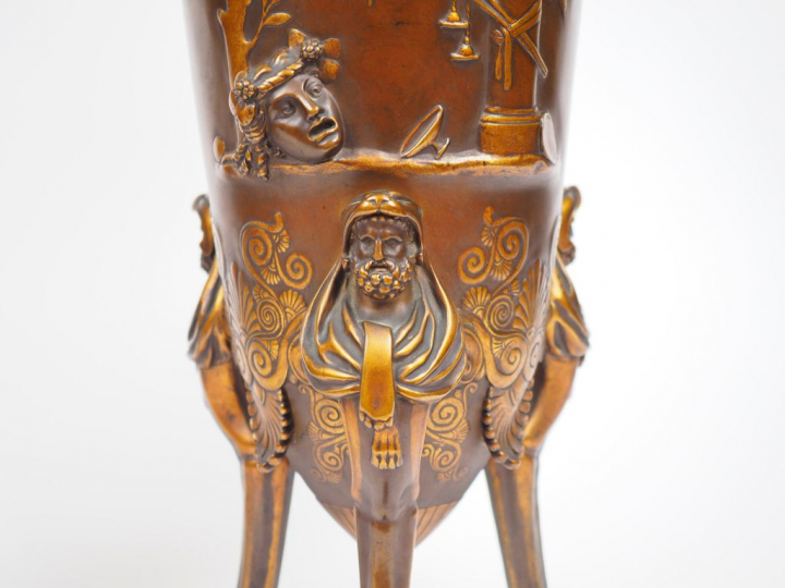 BARBEDIENNE  Paire d'urnes en bronze à patine médaille, à décor de scè