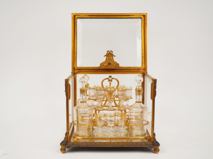 Cave à liqueur de style Louis XVI en cristal et bronze. 26,5 x 33 x 27