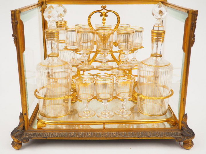 Cave à liqueur de style Louis XVI en cristal et bronze. 26,5 x 33 x 27