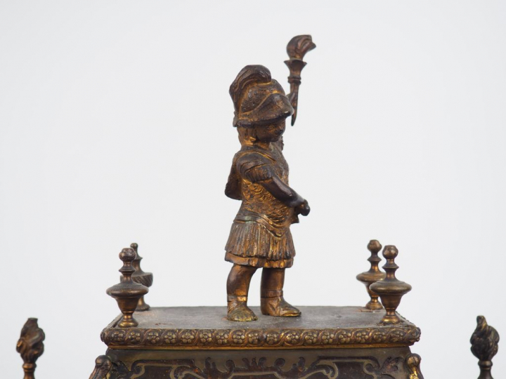 Cartel de style Louis XIV en marqueterie Boulle, à décor de guerrier. 