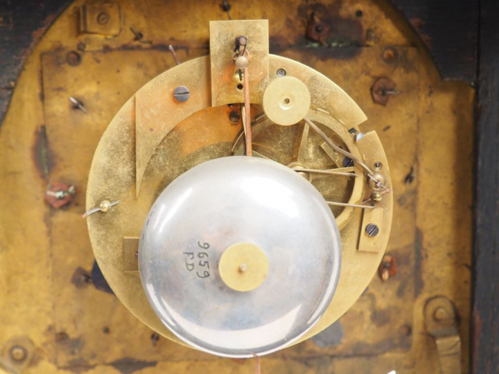 Cartel de style Louis XIV en marqueterie Boulle, à décor de guerrier. 