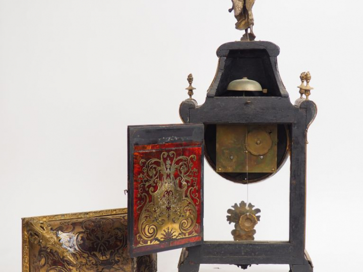 Cartel Napoléon III de style Louis XIV en marqueterie Boulle surmonté 