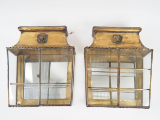 Vente aux enchères Paire de vitrines murales en verre et laiton à décor de mufles de lion