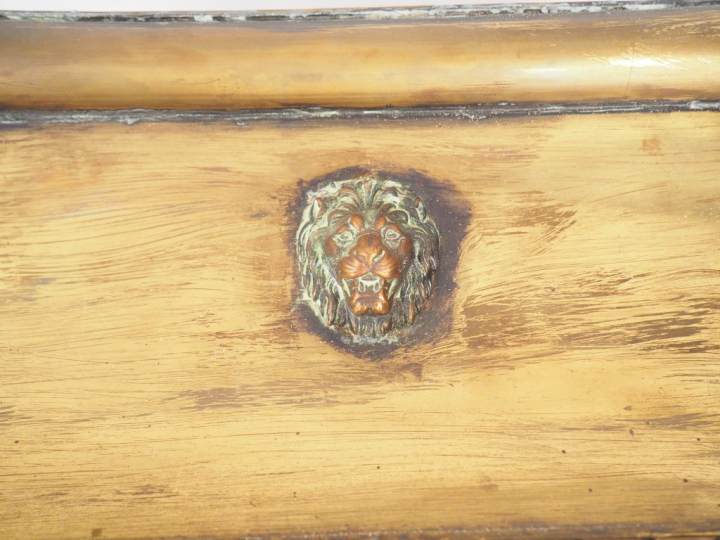 Paire de vitrines murales en verre et laiton à décor de mufles de lion