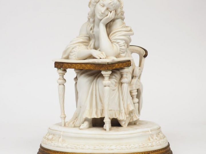 Sujet fin XIXème en biscuit et laiton  "Jeune fille pensive" Dim. avec