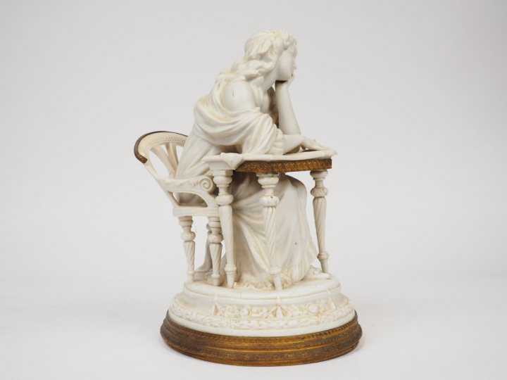 Sujet fin XIXème en biscuit et laiton  "Jeune fille pensive" Dim. avec