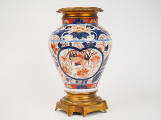 Vente aux enchères Vase XIXème monté en porcelaine d'Imari, monture en bronze de style Lo
