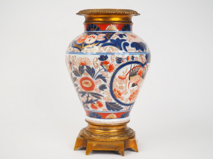 Vase XIXème monté en porcelaine d'Imari, monture en bronze de style Lo