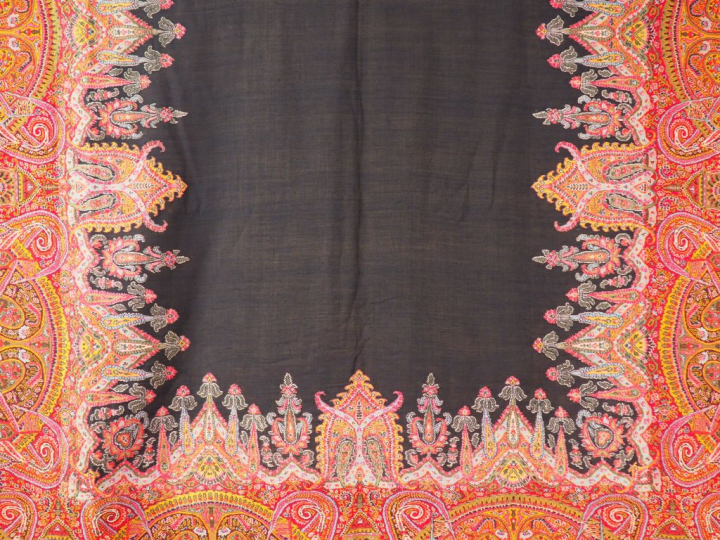 Grand châle en cachemire. Signé. 354 x 148 cm (bon état général, micro