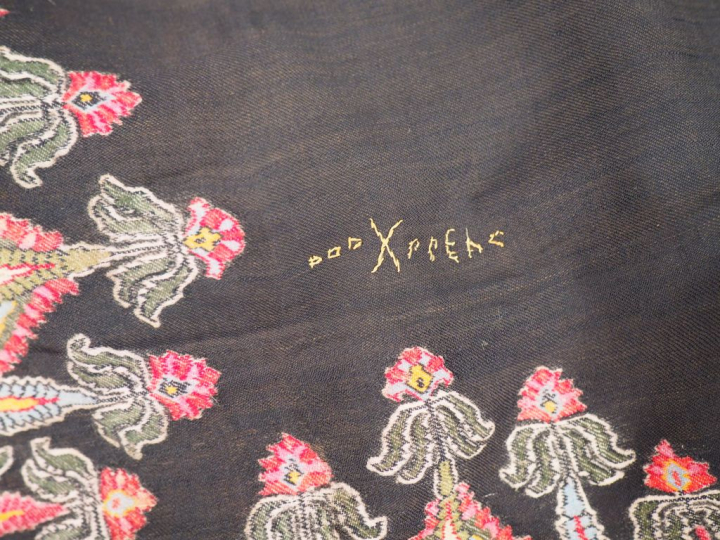 Grand châle en cachemire. Signé. 354 x 148 cm (bon état général, micro