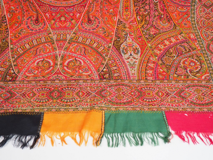 Grand châle en cachemire. Signé. 354 x 148 cm (bon état général, micro