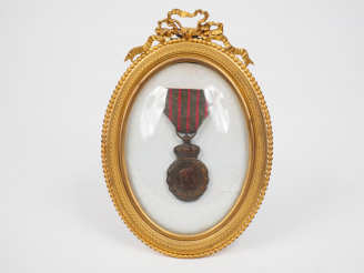 Vente aux enchères Dans un cadre médaillon de style Louis XVI en bronze doré, médaille de