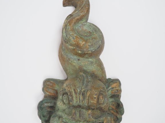 Elément de fontaine en fonte, en forme de dauphin.  H. 61 cm