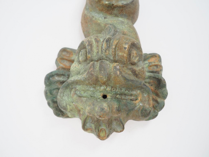 Elément de fontaine en fonte, en forme de dauphin.  H. 61 cm