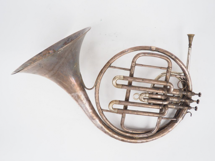 Henri PIHAN à Lyon.  Cor anglais en métal argenté. Signé.