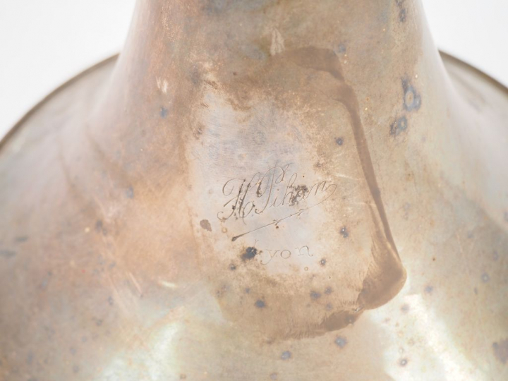 Henri PIHAN à Lyon.  Cor anglais en métal argenté. Signé.