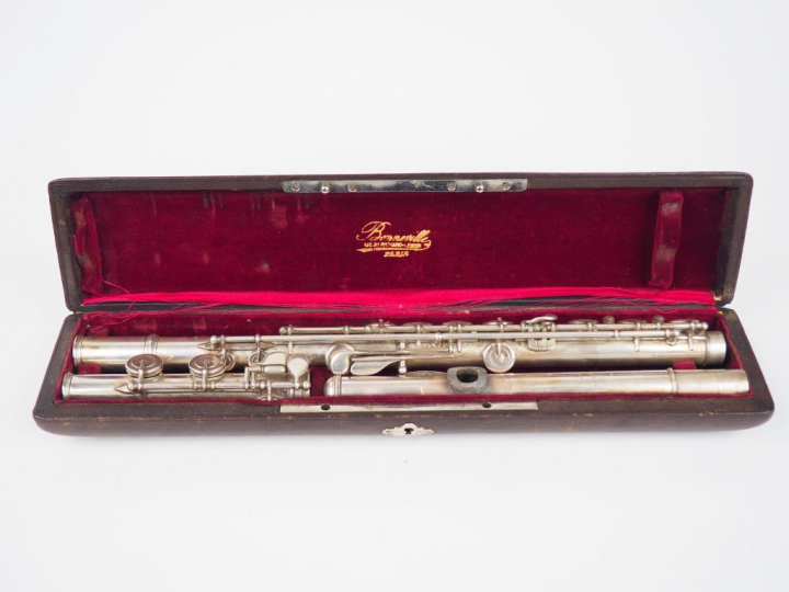 BONNEVILLE à Paris.  Flûte traversière en argent, armoriée. Signée. Nu