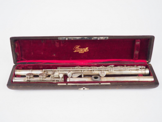 Vente aux enchères BONNEVILLE à Paris.  Flûte traversière en argent, armoriée. Signée. Nu