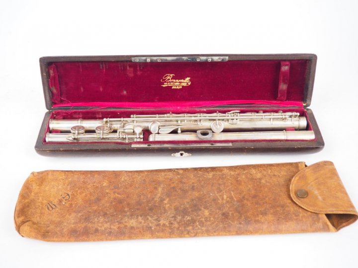 BONNEVILLE à Paris.  Flûte traversière en argent, armoriée. Signée. Nu