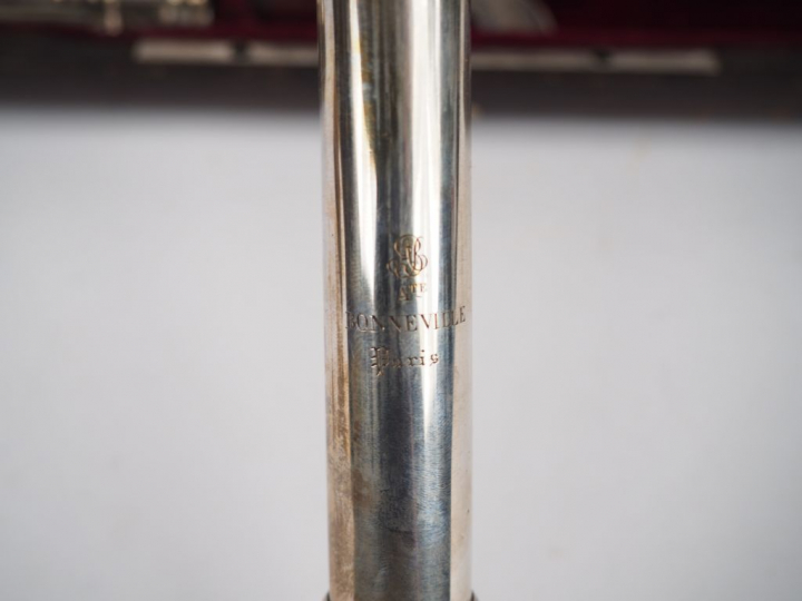 BONNEVILLE à Paris.  Flûte traversière en argent, armoriée. Signée. Nu