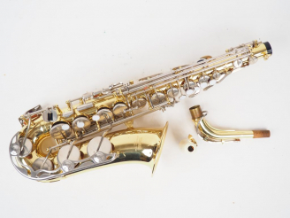 Vente aux enchères Saxophone Alto YAMAHA. Dans son étui. (bel état)