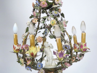 Vente aux enchères Lustre de style Louis XVI en tôle et émail polychrome, à décor de fleu